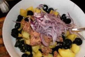 Salata de cartofi cu ton si masline