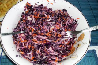 Salata de varza rosie cu morcov si ridiche alba