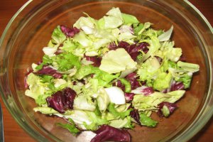 Salata cu inele de calamar si vinegreta de rosii