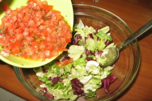 Salata cu inele de calamar si vinegreta de rosii
