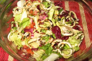 Salata cu inele de calamar si vinegreta de rosii