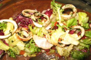 Salata cu inele de calamar si vinegreta de rosii