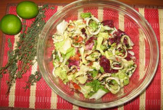Salata cu inele de calamar si vinegreta de rosii