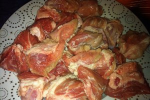 Gulas de porc cu galuste din cartofi