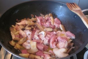 Bucatele de porc cu ciuperci si sos de ardei
