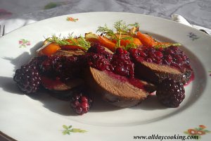 Friptura de caprioara cu sos de fructe de padure, morcovi caramelizati si fenicul
