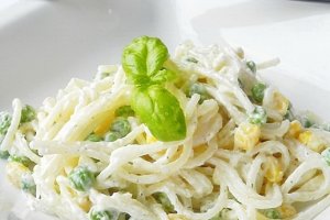 Spaghete cu legume si sos de usturoi