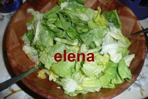 Orez cu legume pe pat de salata verde