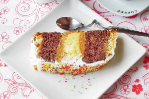 Prajitura la metru cu crema caramel