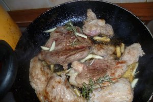 Pulpa de porc in sos de vin cu mamaliguta
