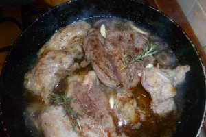 Pulpa de porc in sos de vin cu mamaliguta