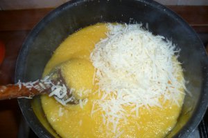 Pulpa de porc in sos de vin cu mamaliguta