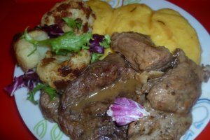 Pulpa de porc in sos de vin cu mamaliguta
