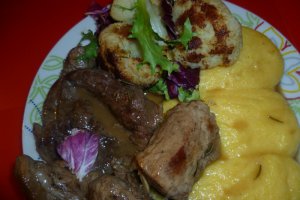 Pulpa de porc in sos de vin cu mamaliguta
