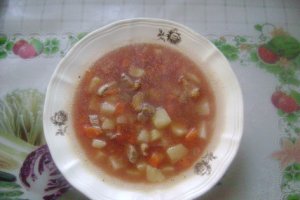 Supă de legume cu cartofi şi şunculiţă