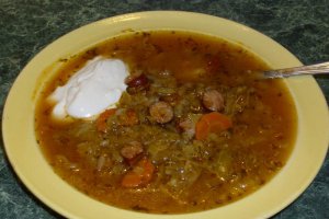 Ciorba de varza acra cu carnati afumati