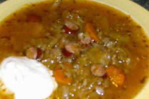 Ciorba de varza acra cu carnati afumati