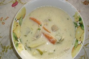 Ciorba de pui cu  smantana (σούπα κοτόπουλου με κρέμα γάλακτος)