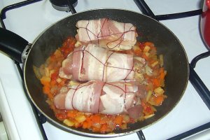 Rulouri de pui cu castraveciori acri