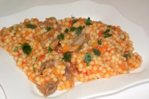 Cus-cus cu pipote si suc de rosii