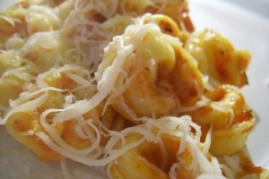 Tortellinni cu carne si sos de rosii