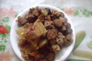 Melcişori cu şuncă cârnaţi şi slăninuţă la cuptor