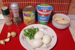 Salata de oua cu ciuperci si sos de iaurt