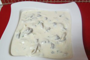 Salata de oua cu ciuperci si sos de iaurt