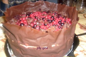 Tort cu ciocolata si fructe de padure