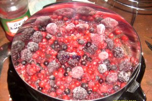 Tort cu ciocolata si fructe de padure