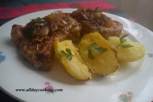 Cotlet cu ceapa caramelizata si cartofi copti