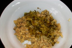 Salata de ciuperci cu castraveti acri, usturoi si maioneza