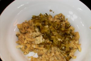 Salata de ciuperci cu castraveti acri, usturoi si maioneza