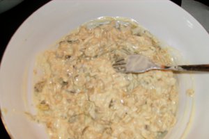 Salata de ciuperci cu castraveti acri, usturoi si maioneza