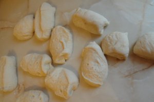 Cornuri pufoase cu ciocolata