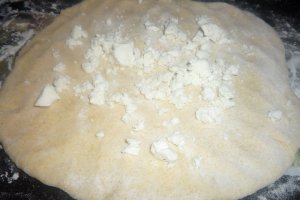 Placinte din mamaliga cu branza la tigaie