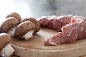 Frigărui de porc și ciuperci cu orez prăjit