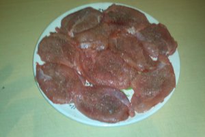 Medalion de curcan cu ciuperci umplute cu crema de branza