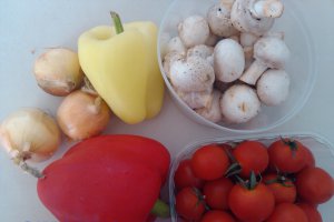 Frigarui din carne de porc si pui, cu legume