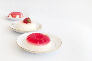 Panna cotta de vanilie cu sos de capsuni - La multi ani Adinutza!