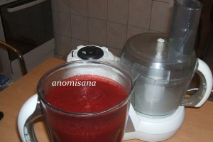Supă de sfeclă cu roşii, crutoane şi brânză feta