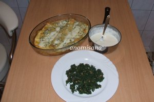 Rulouri de lasagna cu brânză, pe pat de spanac