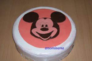 Tort Mikey Mouse cu cremă diplomat de vişine şi banane