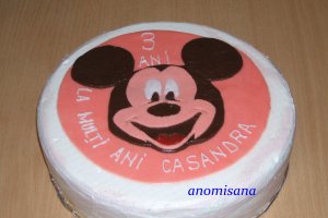 Tort Mikey Mouse cu cremă diplomat de vişine şi banane