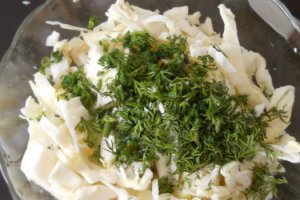 Chiftelute cu salata de varza