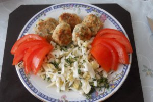 Chiftelute cu salata de varza