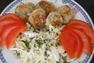 Chiftelute cu salata de varza