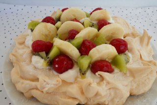 Merengue cu frişca, fructe & love