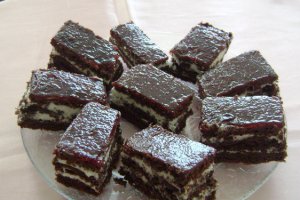Prăjitură Kinder Pingui cu lapte şi gem