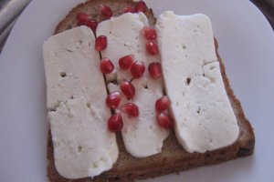 Sandwich cu sfecla rosie si telemea